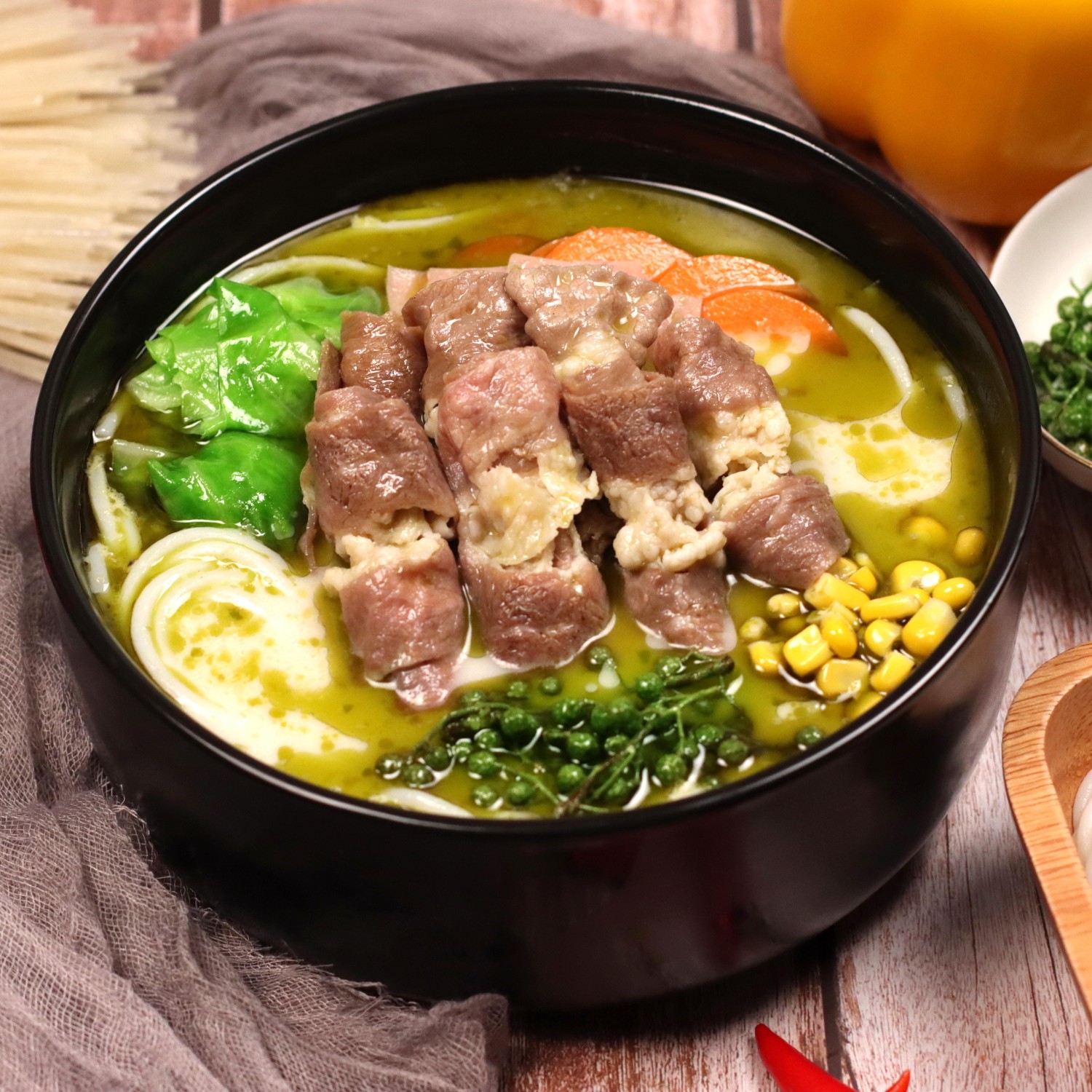 積極為廣大消費(fèi)者提供健康營(yíng)養(yǎng)的美食、時(shí)尚舒適的就餐環(huán)境、熱情的服務(wù)