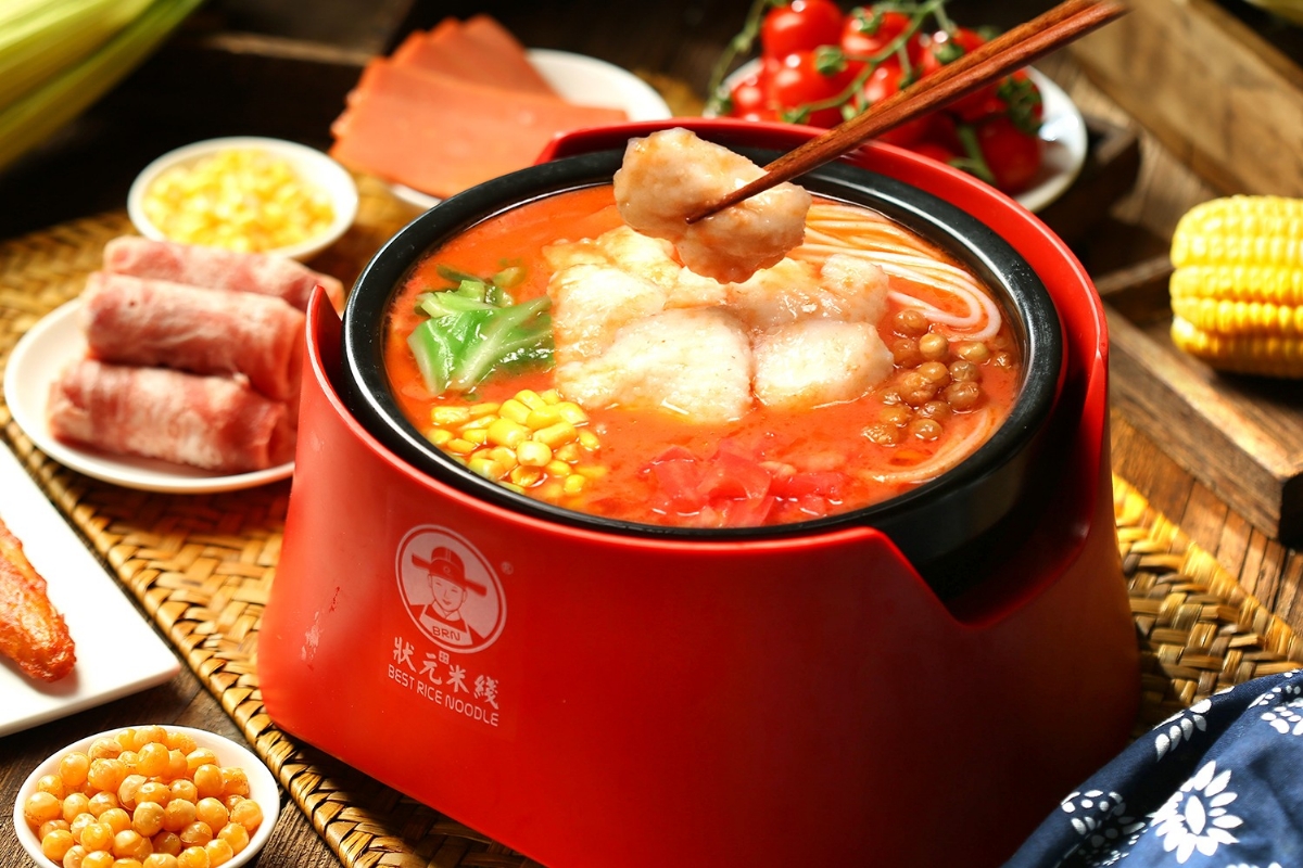 狀元米線深知決定一家米線店生意好壞，全靠產(chǎn)品口味，17年專業(yè)米線品類，真材實(shí)料，才夠好吃！歡迎各界有志之士加入合作。全國合作熱線：400-967-2208