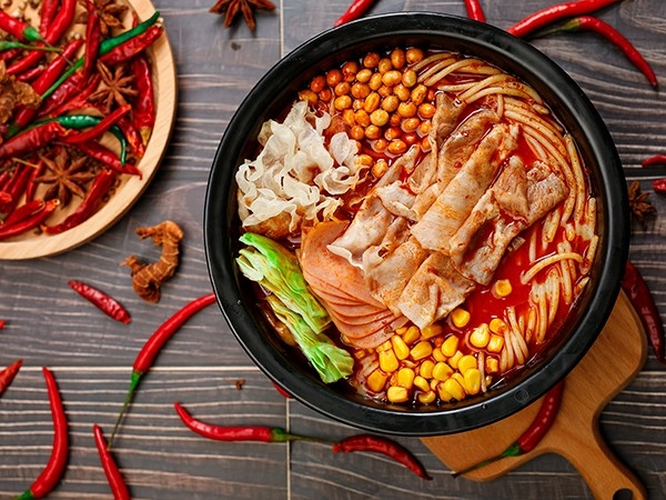 狀元米線好吃不貴，價格實(shí)惠，食材都是由總部工廠直供，保證口味統(tǒng)一多種主食選擇，操作簡單，也不需要大廚，堂食+外帶+外賣，免費(fèi)培訓(xùn)，扶持創(chuàng)業(yè)，無需經(jīng)驗(yàn)即可開一家米線店，大眾消費(fèi)，老少皆宜，全時段可經(jīng)營，總部提供一站式扶持！狀元米線，18年只為一碗好米線